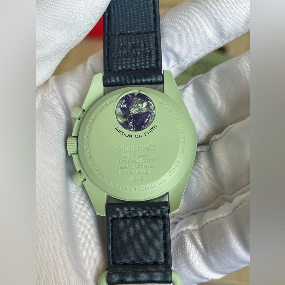 Swatch x Omega Bioceramic MoonSwatch Mission To The Earth Collection SO33G100 - Picture 4 of 9